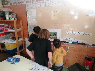 Les enfants découvrent une œuvre de Marie Pouillaude dans la classe